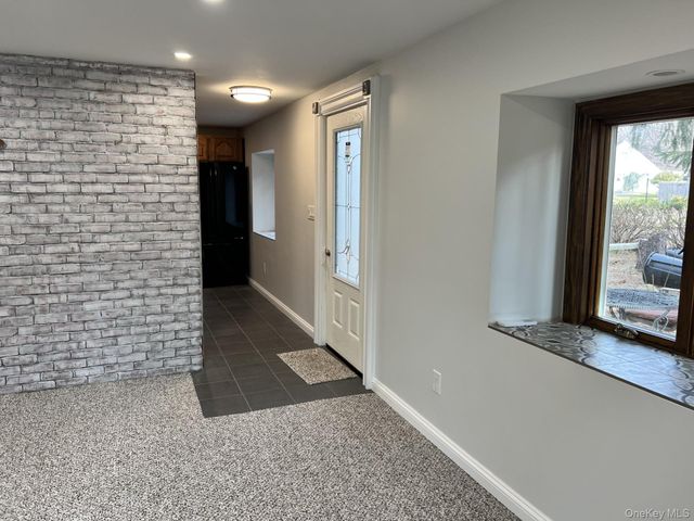 24 Lindner Place, Smithtown, NY 11787