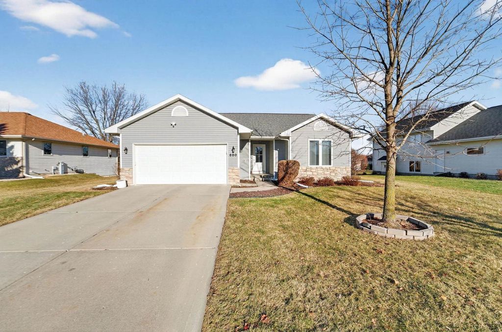 680 Stonehaven Drive, Sun Prairie, WI 53590