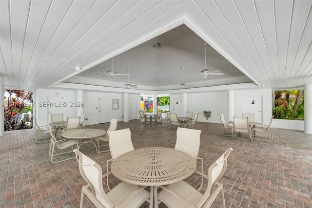1977 S Oak Haven Cir, Miami, FL 33179