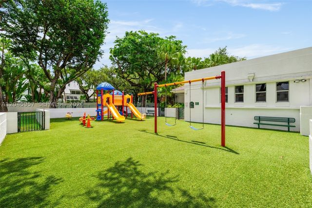1977 S Oak Haven Cir, Miami, FL 33179