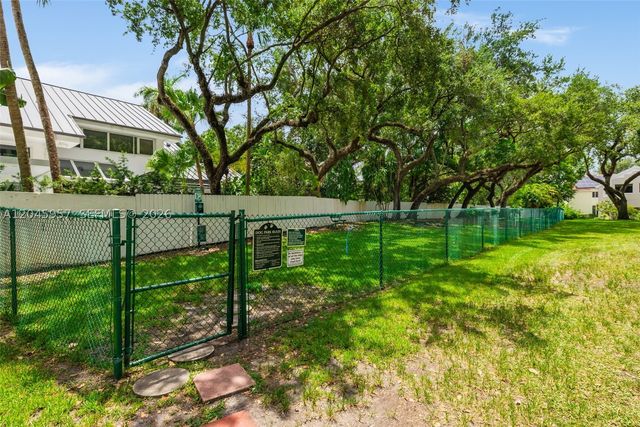 1977 S Oak Haven Cir, Miami, FL 33179