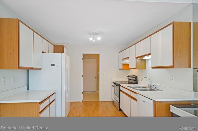 263 Whispering Hill, Commerce Charter Township, MI 48390