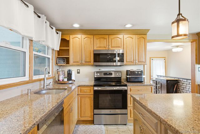 16 Valley Street, Ronkonkoma, NY 11779