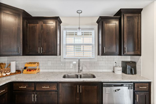 1084 Barnhill Rd, Clarksville, TN 37043