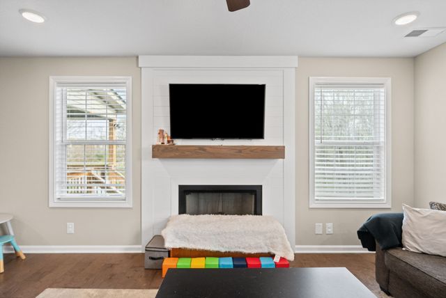 1084 Barnhill Rd, Clarksville, TN 37043