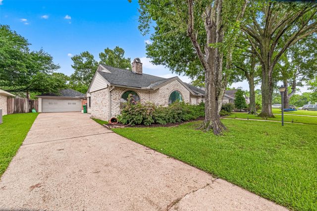 2514 Pine Village Drive, Houston, TX 77080