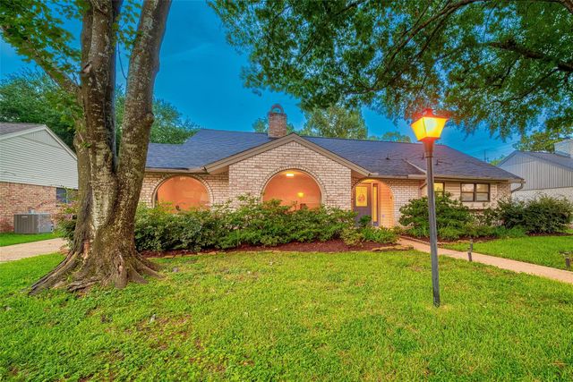 2514 Pine Village Drive, Houston, TX 77080