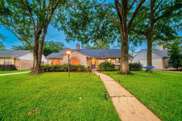 2514 Pine Village Drive, Houston, TX 77080