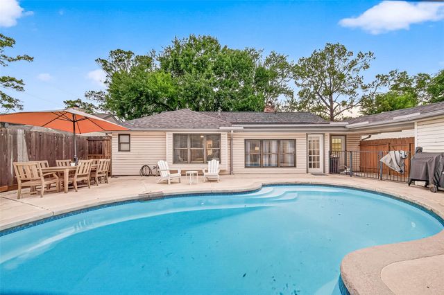 2514 Pine Village Drive, Houston, TX 77080