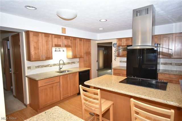 24354 S Oxford Oval, North Olmsted, OH 44070