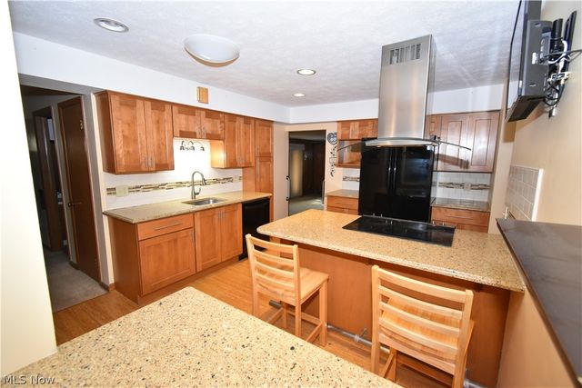 24354 S Oxford Oval, North Olmsted, OH 44070