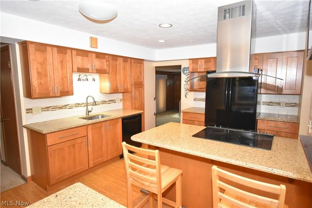 24354 S Oxford Oval, North Olmsted, OH 44070