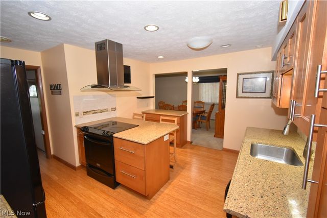 24354 S Oxford Oval, North Olmsted, OH 44070