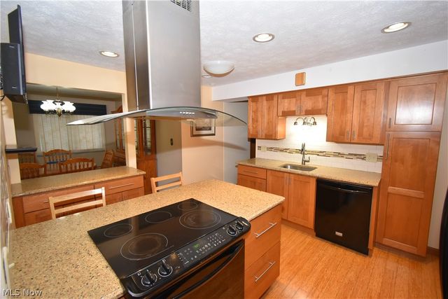 24354 S Oxford Oval, North Olmsted, OH 44070