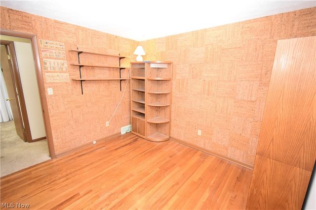 24354 S Oxford Oval, North Olmsted, OH 44070