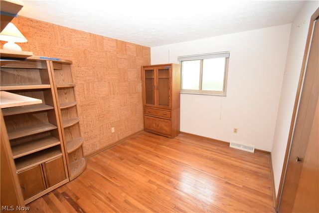 24354 S Oxford Oval, North Olmsted, OH 44070