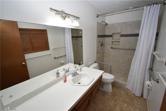24354 S Oxford Oval, North Olmsted, OH 44070