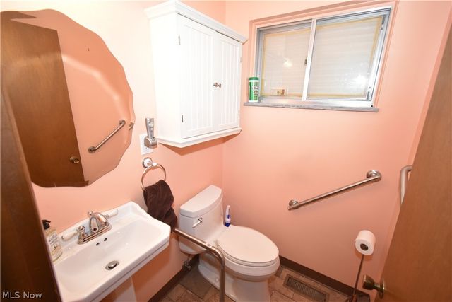 24354 S Oxford Oval, North Olmsted, OH 44070
