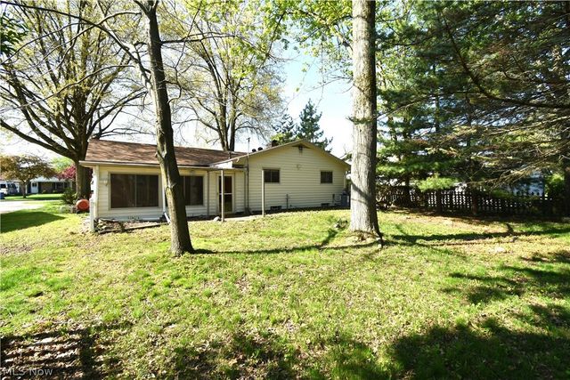 24354 S Oxford Oval, North Olmsted, OH 44070