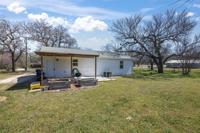 204 Pine Street, Chico, TX 76431