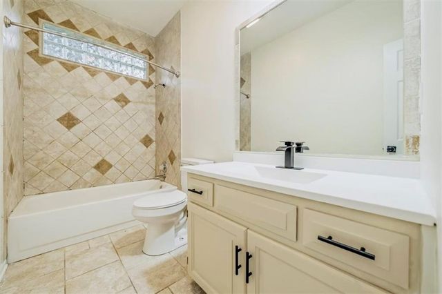 11425 Northwood Circle, Olathe, KS 66061