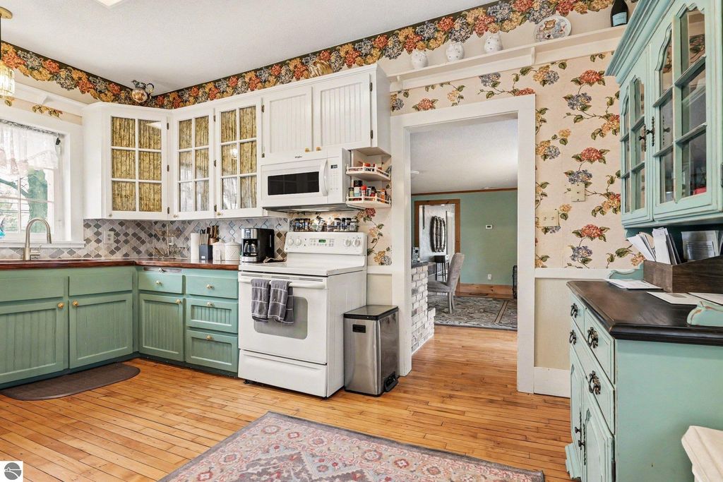 Image 12 of property listing at 404 E Saginaw Street, St Louis, MI 48880