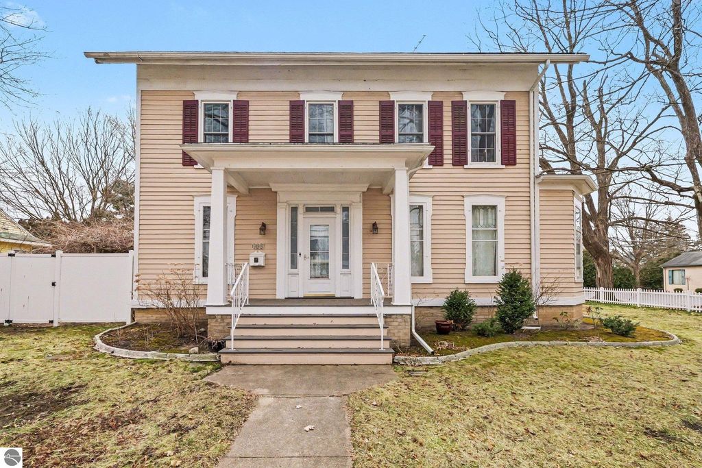 Image 2 of property listing at 404 E Saginaw Street, St Louis, MI 48880