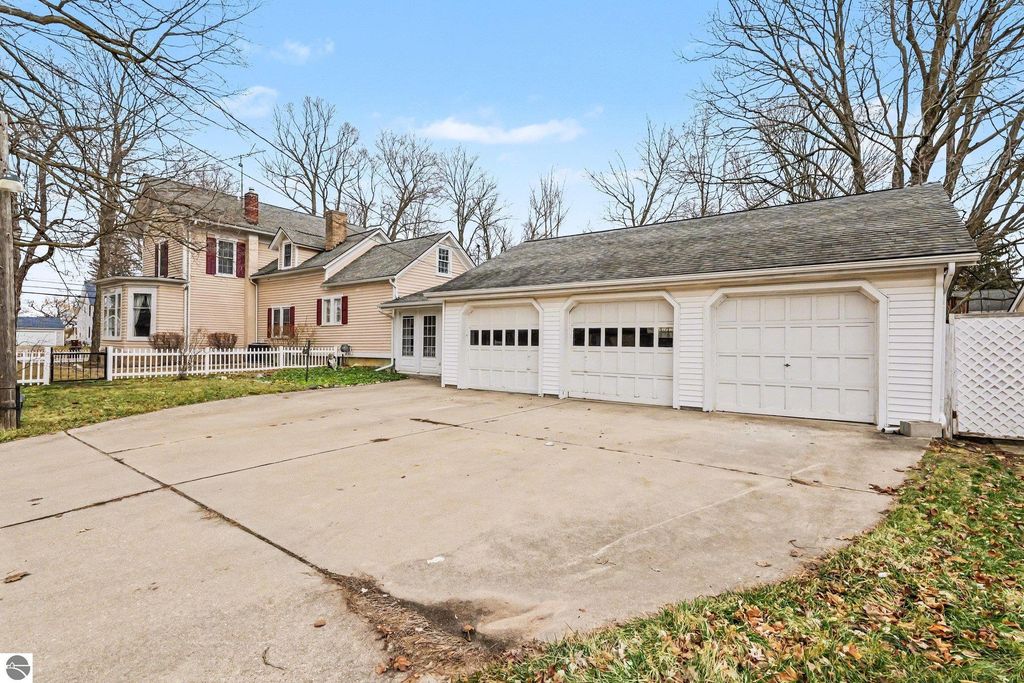 Image 34 of property listing at 404 E Saginaw Street, St Louis, MI 48880