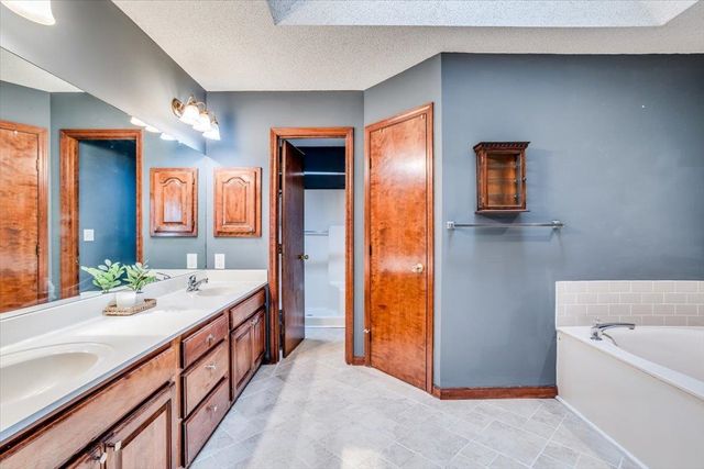 9915 W Jamesburg St, Wichita, KS 67212