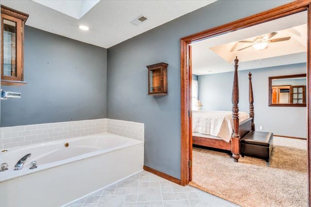 9915 W Jamesburg St, Wichita, KS 67212