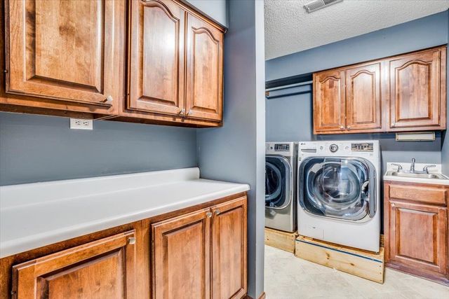 9915 W Jamesburg St, Wichita, KS 67212