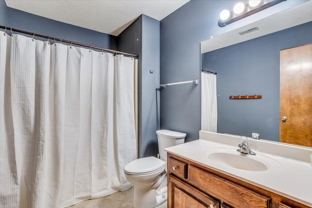 9915 W Jamesburg St, Wichita, KS 67212