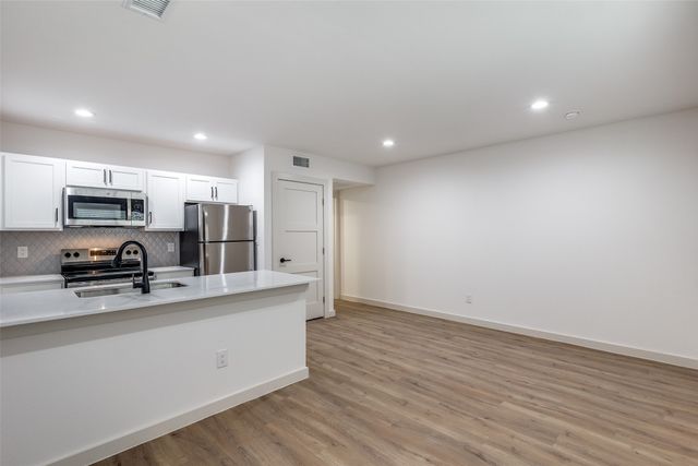 715 N Lancaster Avenue 301, Dallas, TX 75203