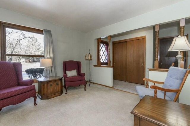 S58W25347 Crest DRIVE, Waukesha, WI 53189