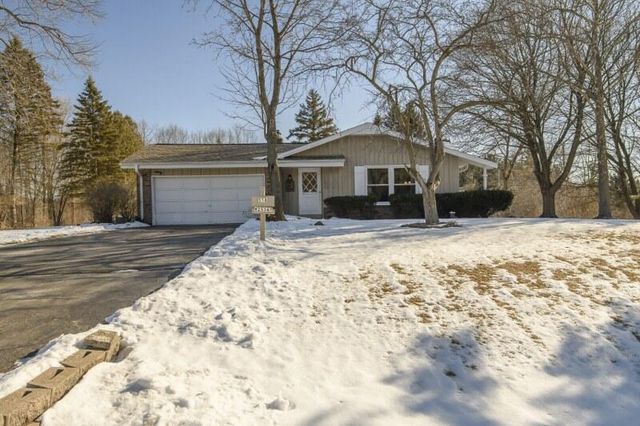 S58W25347 Crest DRIVE, Waukesha, WI 53189