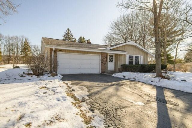 S58W25347 Crest DRIVE, Waukesha, WI 53189
