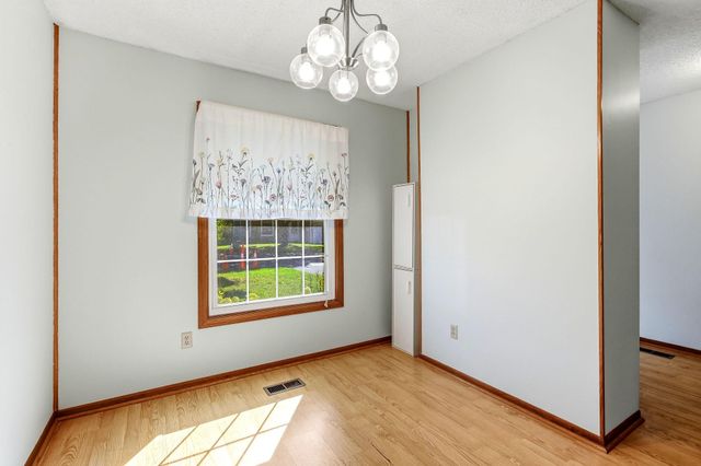 6604 Upper 23rd Street N, Oakdale, MN 55128