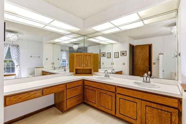 6604 Upper 23rd Street N, Oakdale, MN 55128
