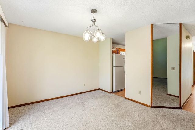 6604 Upper 23rd Street N, Oakdale, MN 55128