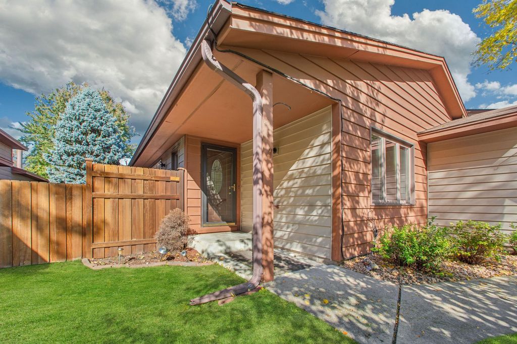 5347 Emerald Way, Apple Valley, MN 55124 — photo 2