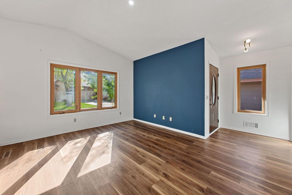 5347 Emerald Way, Apple Valley, MN 55124 — photo 3