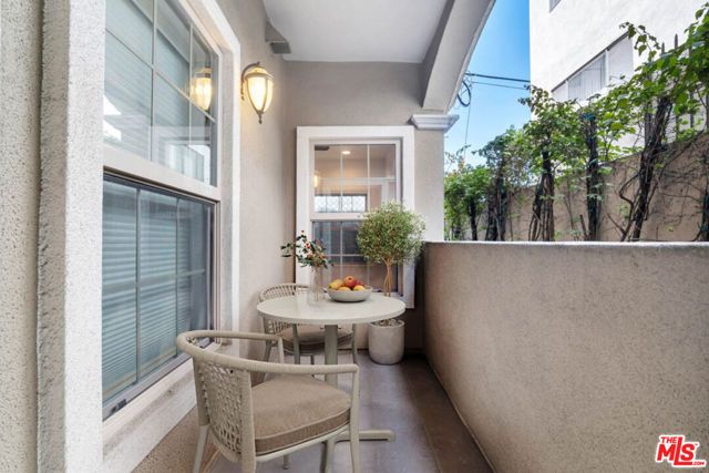 423 Arnaz Drive 102, Los Angeles, CA 90048