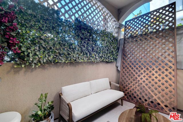 423 Arnaz Drive 102, Los Angeles, CA 90048