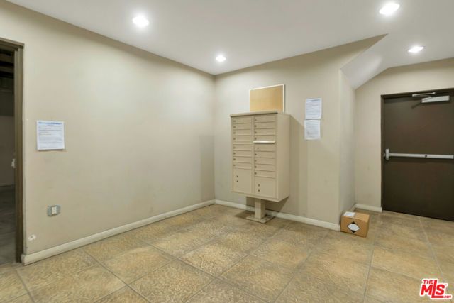423 Arnaz Drive 102, Los Angeles, CA 90048