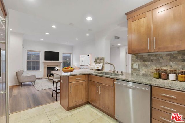 423 Arnaz Drive 102, Los Angeles, CA 90048