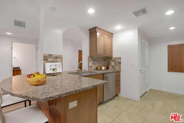 423 Arnaz Drive 102, Los Angeles, CA 90048