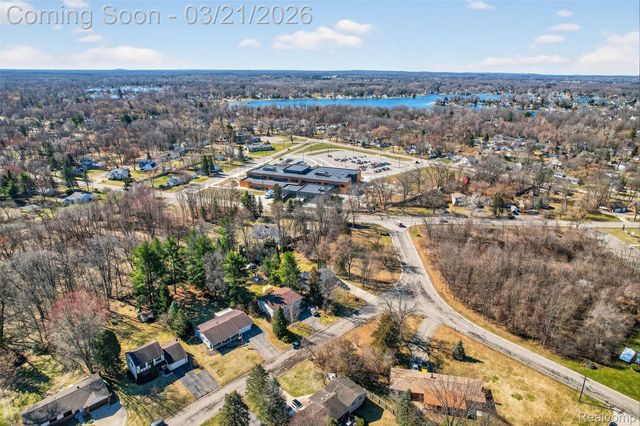 9155 Satelite Drive, White Lake Charter Township, MI 48386