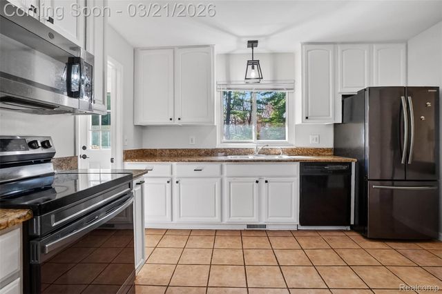 9155 Satelite Drive, White Lake Charter Township, MI 48386