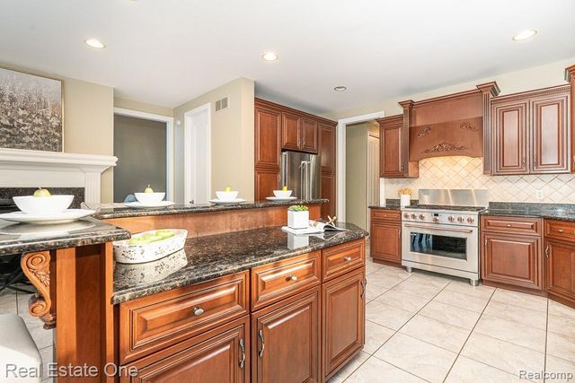 534 Parkland Hills Drive, Rochester, MI 48306