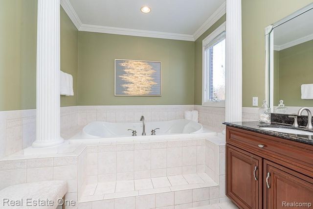 534 Parkland Hills Drive, Rochester, MI 48306